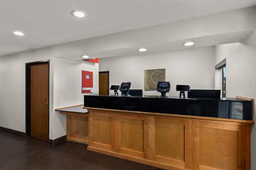 Comfort Inn & Suites - image 26