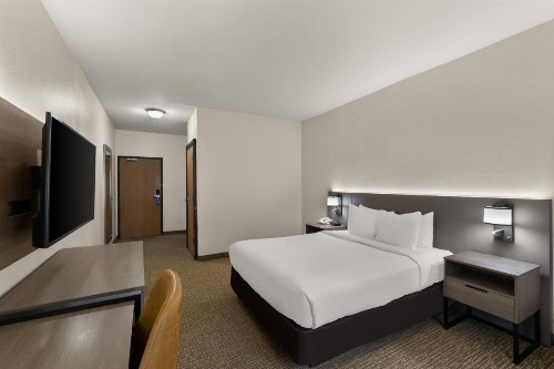 Comfort Inn & Suites - image 31