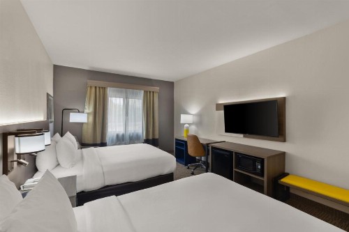 Comfort Inn & Suites - image 35