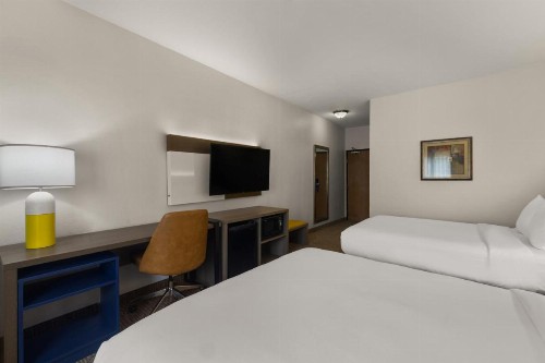 Comfort Inn & Suites - image 37