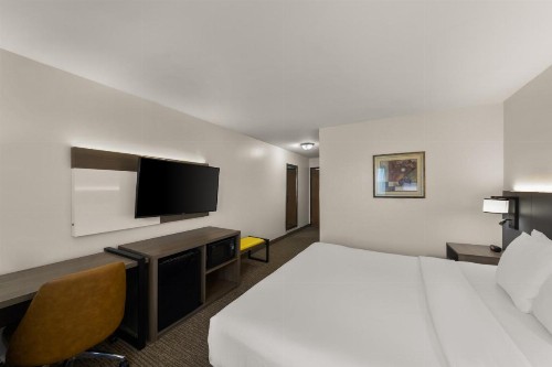Comfort Inn & Suites - image 38