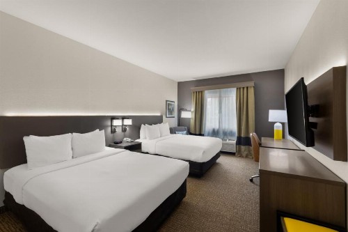 Comfort Inn & Suites - image 39