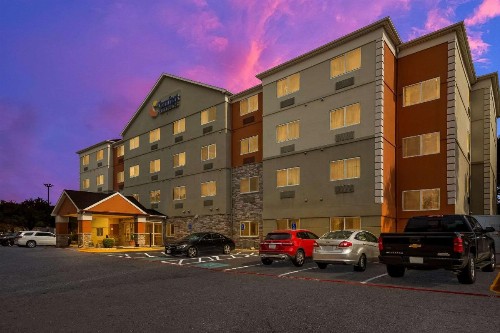 Comfort Inn & Suites - image 4
