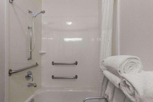 Comfort Inn & Suites - image 8