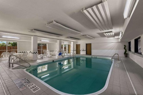 Comfort Inn & Suites - image 9