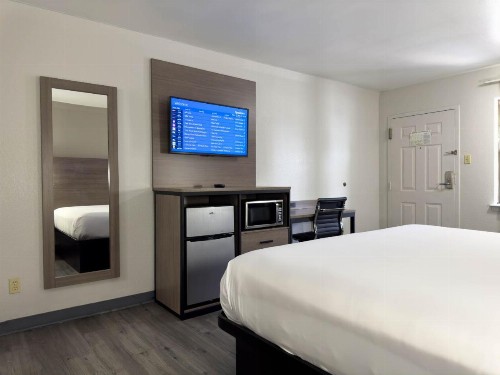 Americas Best Value Inn Austin - image 9