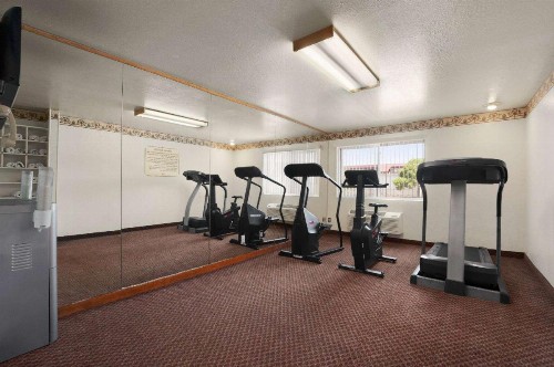 Super 8 by Wyndham Austin North/University Area - image 30
