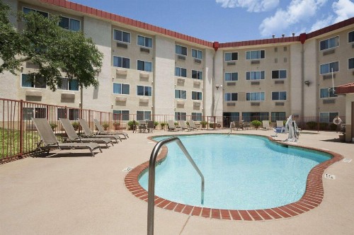 Super 8 by Wyndham Austin North/University Area - image 46