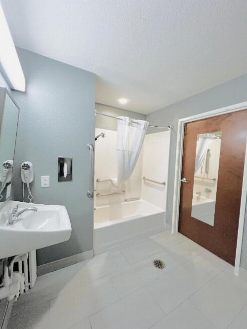 Microtel Inn & Suites by Wyndham Austin Airport - image 29