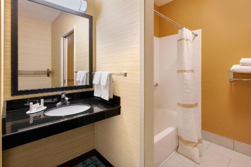 Fairfield Inn & Suites Austin University Area - image 11