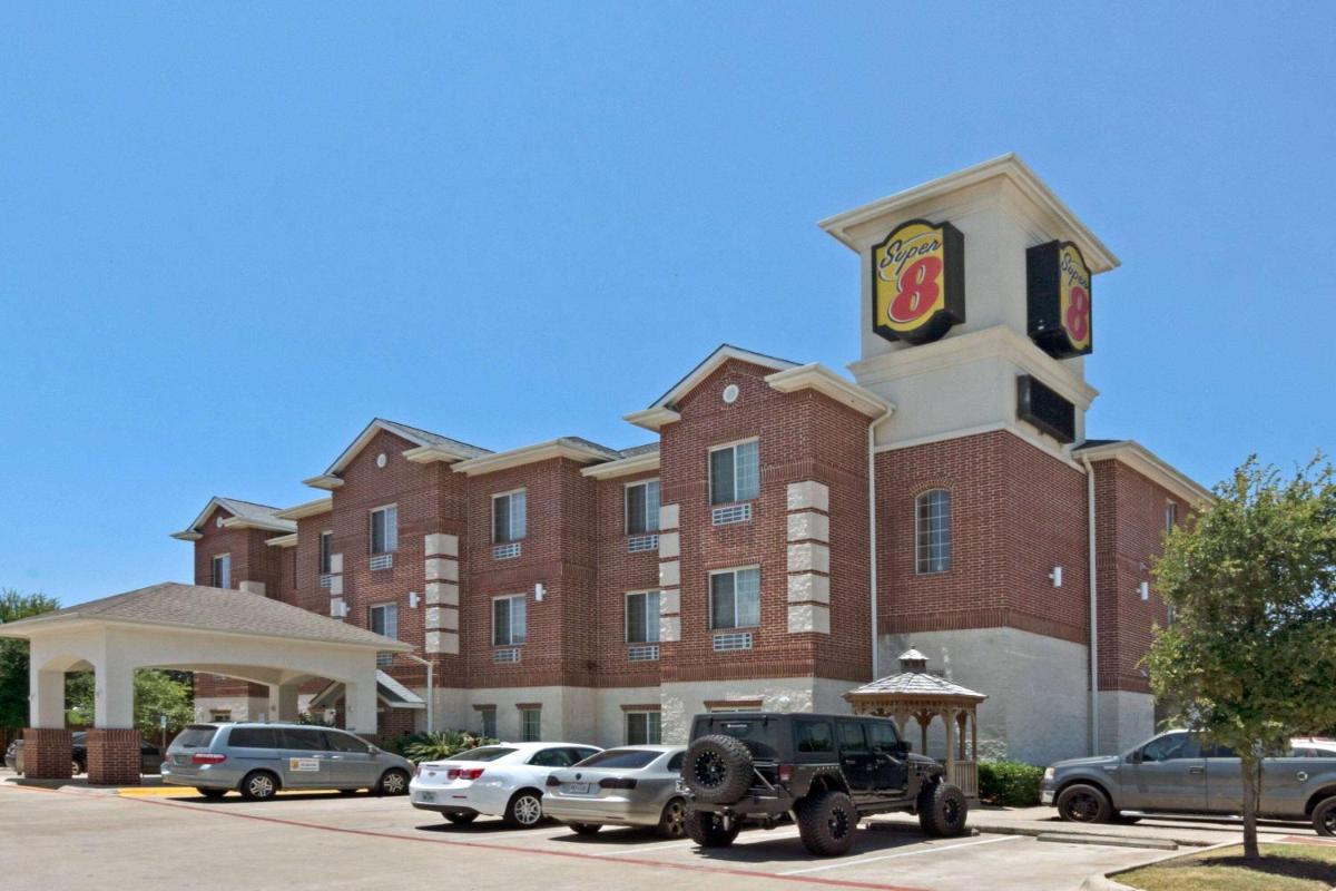 Super 8 by Wyndham Austin/Airport South - main image