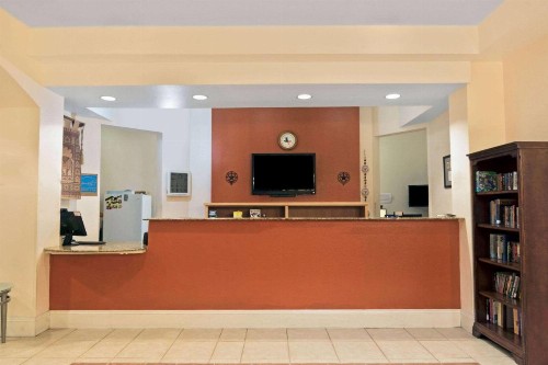 Super 8 by Wyndham Austin/Airport South - image 2