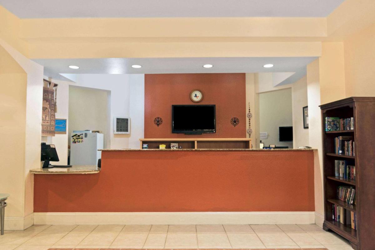 Super 8 by Wyndham Austin/Airport South - image 2