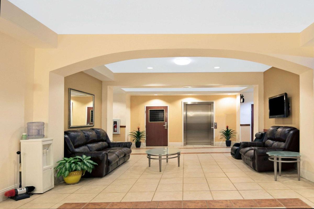 Super 8 by Wyndham Austin/Airport South - image 3