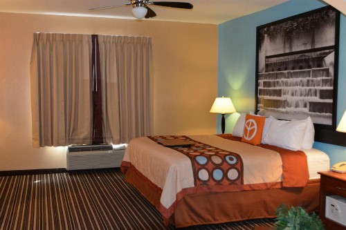 Super 8 by Wyndham Austin/Airport South - image 34