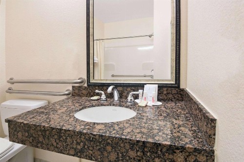 Super 8 by Wyndham Austin/Airport South - image 4