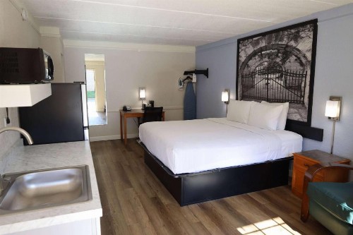 La Quinta Inn & Suites by Wyndham Austin South / Ih35 - image 1