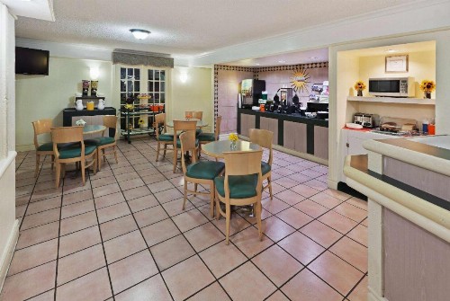 La Quinta Inn by Wyndham Austin Oltorf - image 10