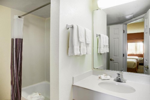 La Quinta Inn by Wyndham Austin Oltorf - image 2