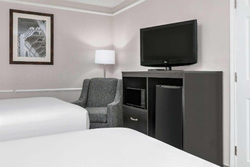 La Quinta Inn by Wyndham Austin University Area - image 40