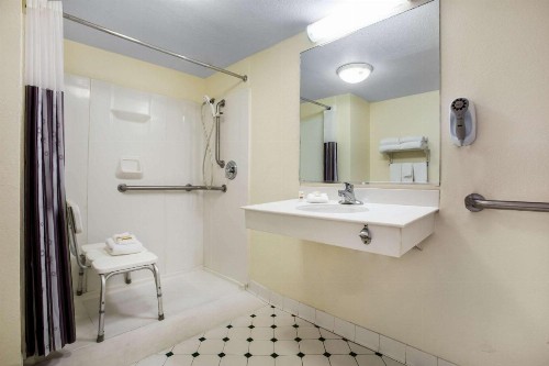 La Quinta Inn by Wyndham Austin Capitol / Downtown - image 2