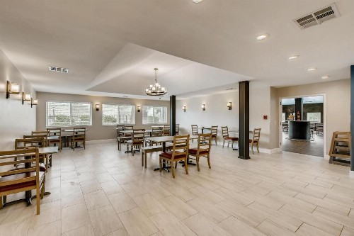 Orangewood Inn and Suites Midtown - image 11