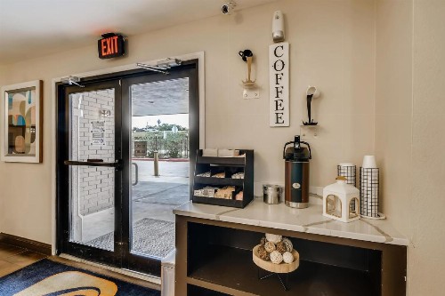 Orangewood Inn and Suites Midtown - image 21