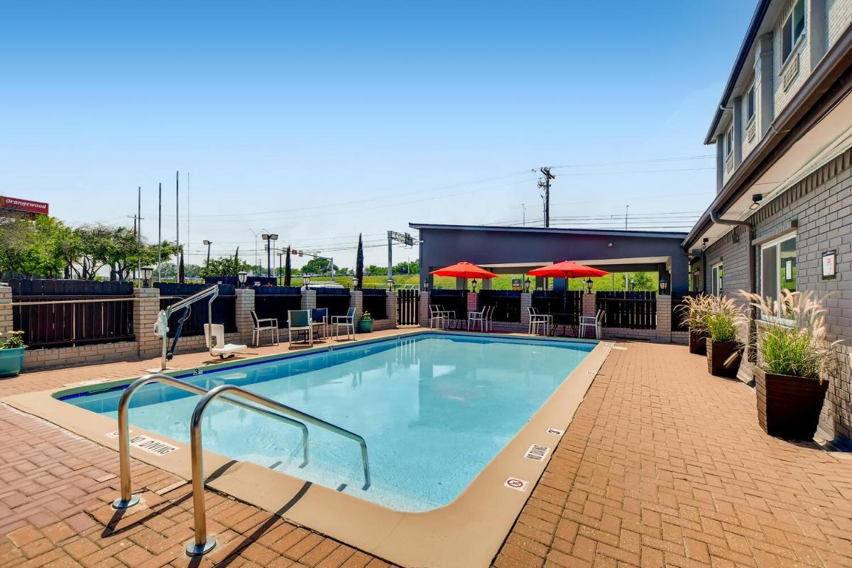 Orangewood Inn and Suites Midtown - image 4