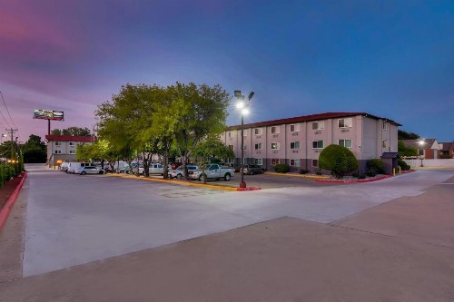 Orangewood Inn and Suites Midtown - image 42