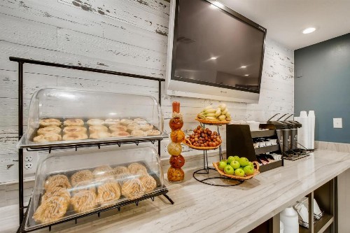 Orangewood Inn and Suites Midtown - image 47