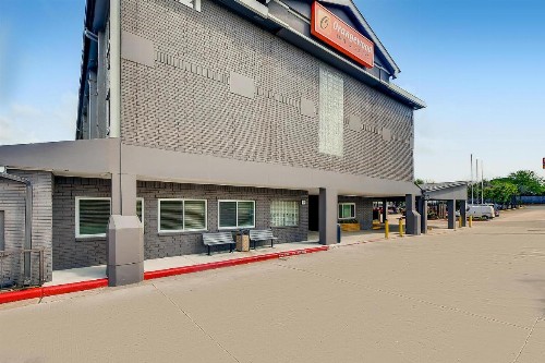 Orangewood Inn and Suites Midtown - image 6
