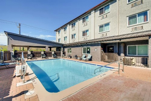 Orangewood Inn and Suites Midtown - image 9