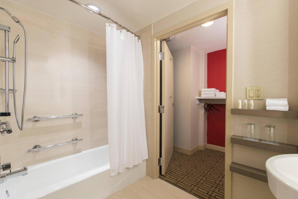 Renaissance Austin Hotel - image 4