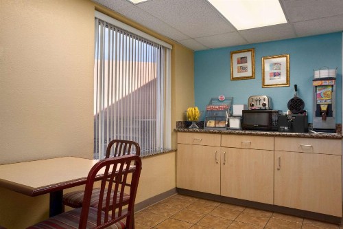 Super 8 by Wyndham Austin Downtown/Capitol Area - image 11