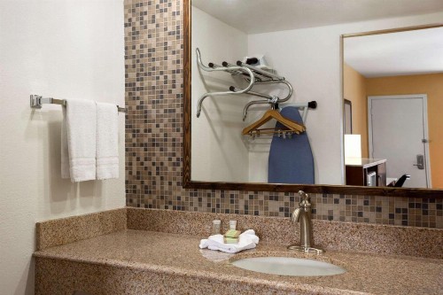 Super 8 by Wyndham Austin Downtown/Capitol Area - image 15