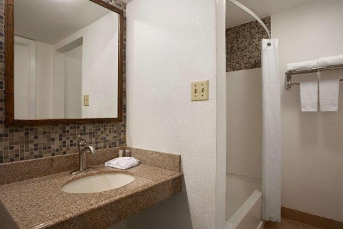 Super 8 by Wyndham Austin Downtown/Capitol Area - image 2