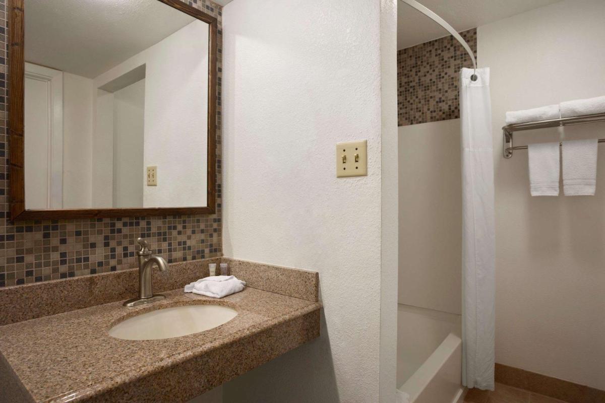 Super 8 by Wyndham Austin Downtown/Capitol Area - image 2