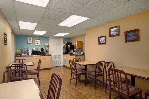 Super 8 by Wyndham Austin Downtown/Capitol Area - image 3