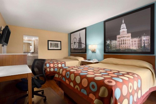 Super 8 by Wyndham Austin Downtown/Capitol Area - image 4