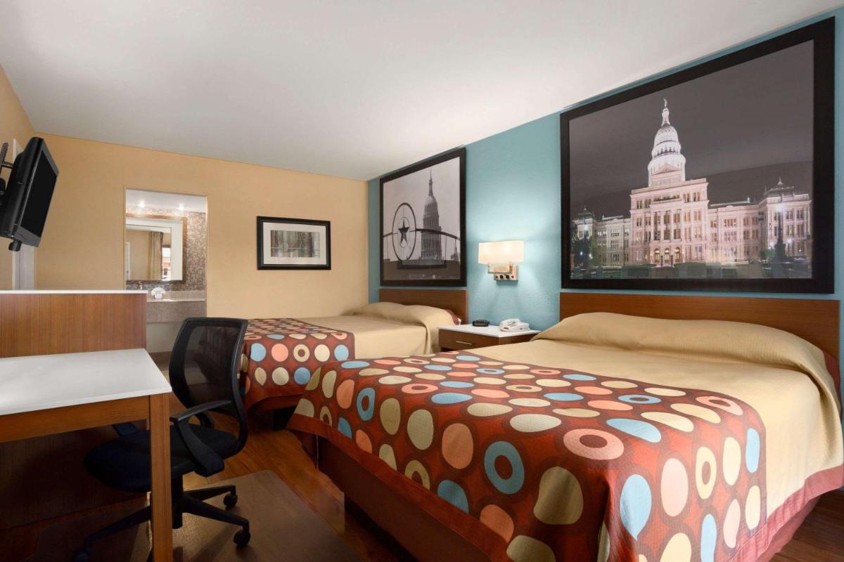 Super 8 by Wyndham Austin Downtown/Capitol Area - image 4