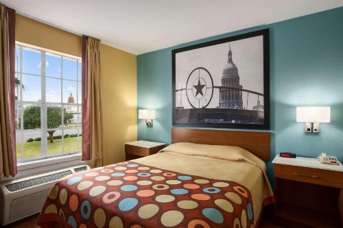 Super 8 by Wyndham Austin Downtown/Capitol Area - image 5