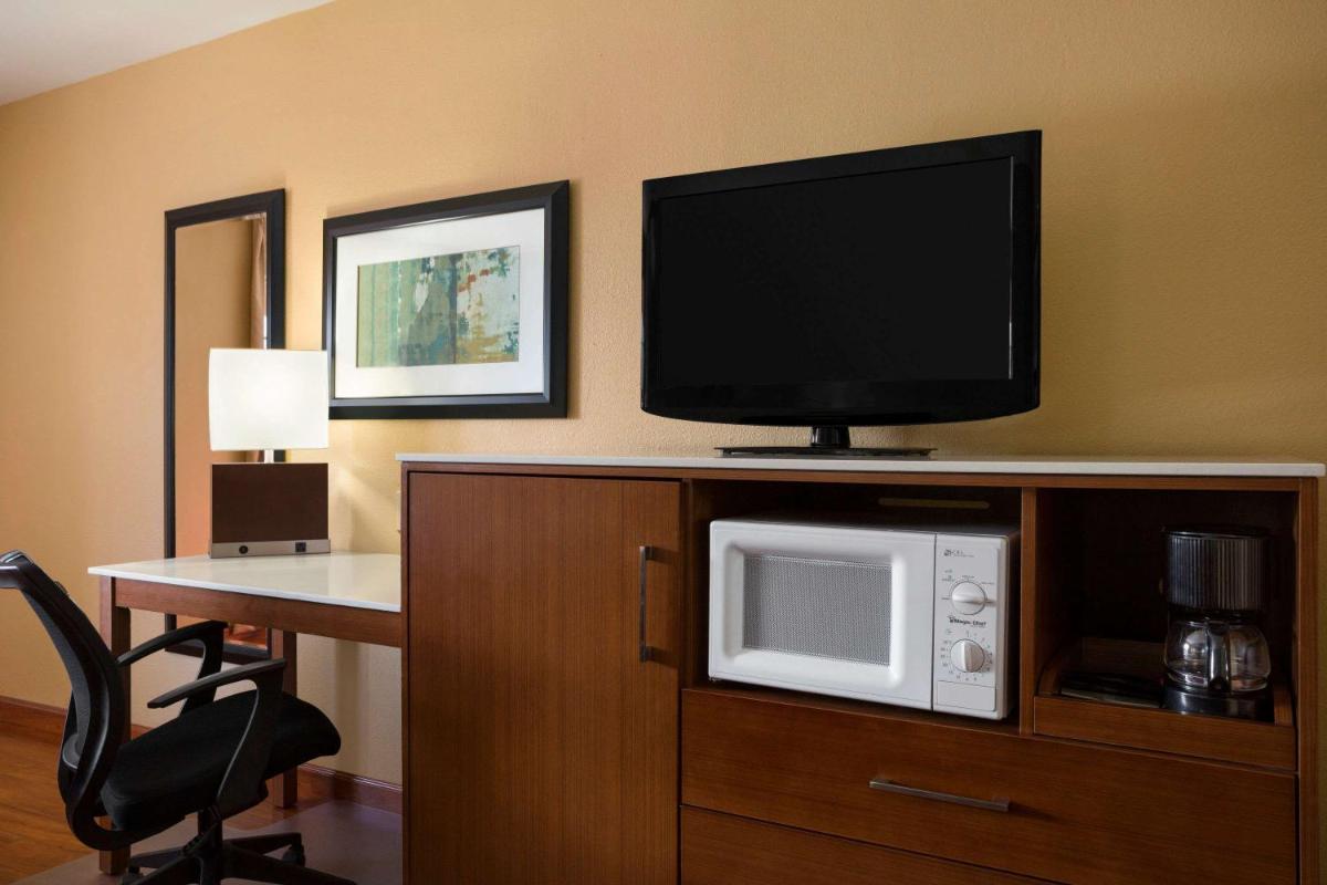 Super 8 by Wyndham Austin Downtown/Capitol Area - image 6