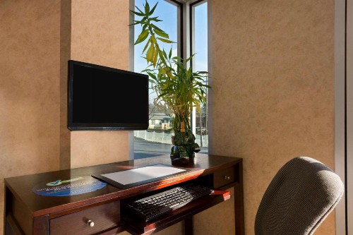 Super 8 by Wyndham Austin Downtown/Capitol Area - image 7
