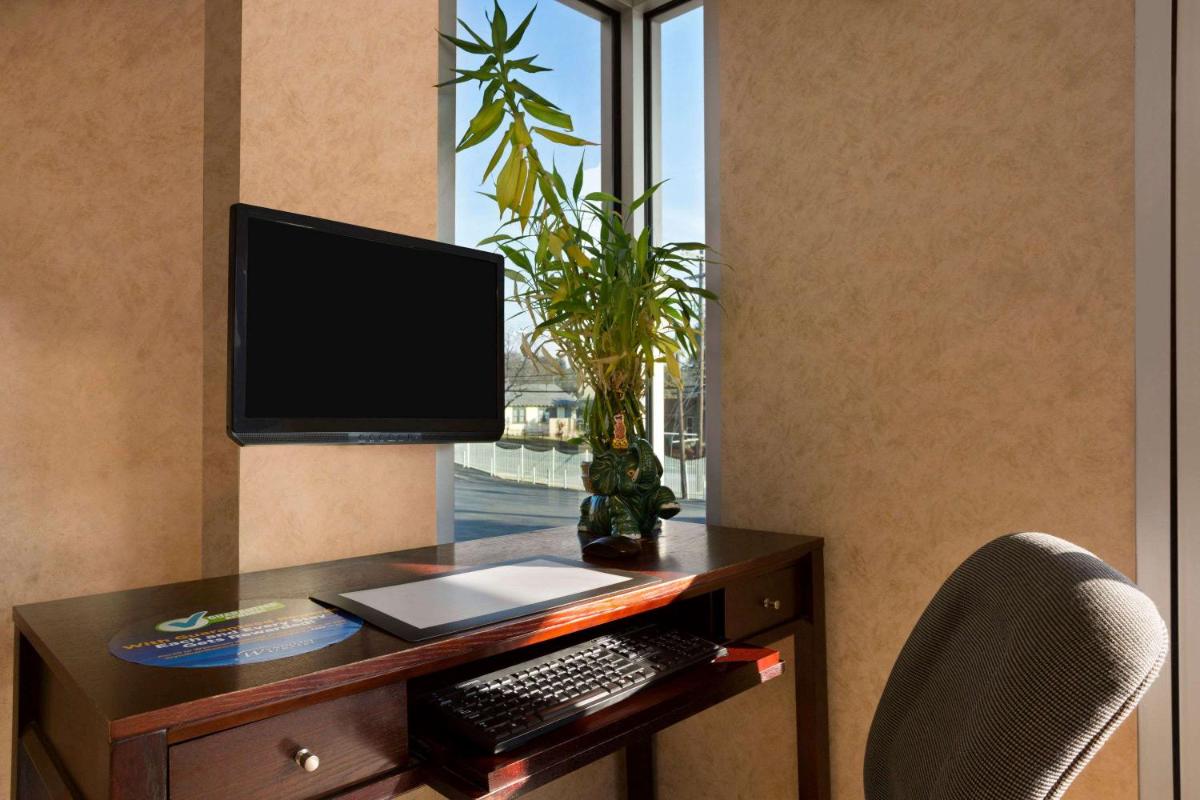Super 8 by Wyndham Austin Downtown/Capitol Area - image 7