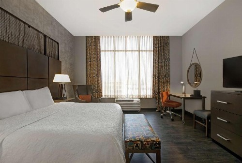 Hampton Inn and Suites Austin University Capitol - image 14