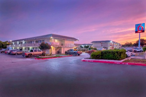 Motel 6-Austin TX - North - image 1