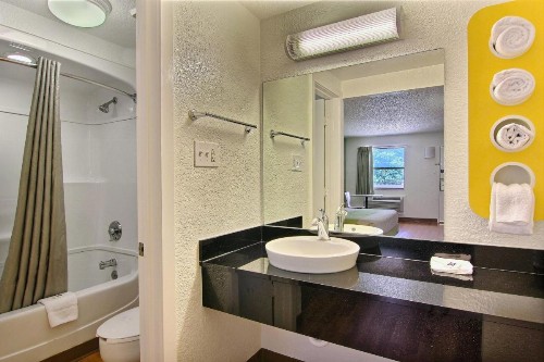 Motel 6 Austin TX - Central Downtown UT - image 15