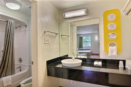Motel 6 Austin TX - Central Downtown UT - image 16