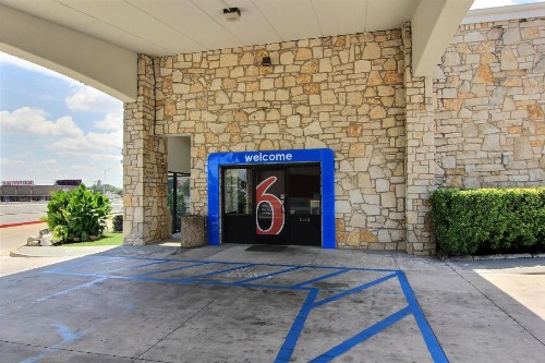 Motel 6 Austin TX - Central Downtown UT - image 32