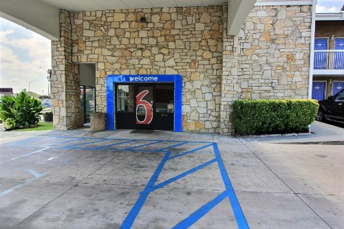 Motel 6 Austin TX - Central Downtown UT - image 34